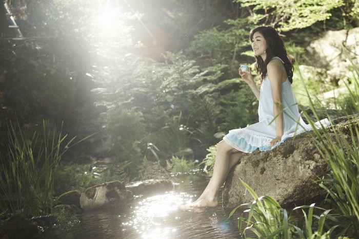Bên bờ suối, Kim Yu-Na đẹp mộng mơ như một thiên thần.